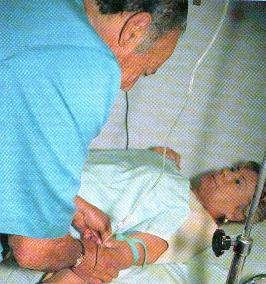 El Doctor Jos Prez Fernndez asiste a una paciente durante una quelacin intravenosa.